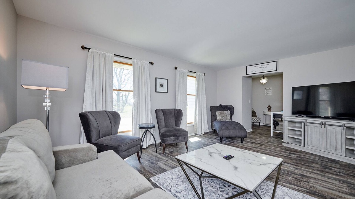 Plato Center House | Sprawling Private Pond View Home