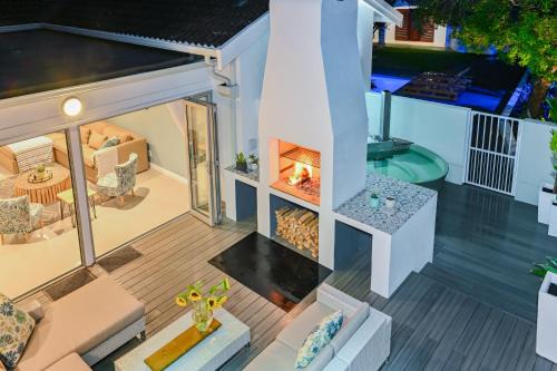 Bloubergstrand House | Spray Villa Bloubergstrand with hot tub and close to the beach