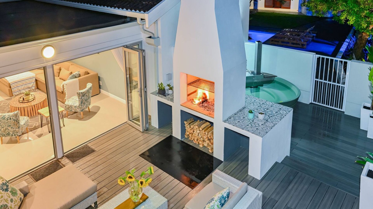 Bloubergstrand Villa | Spray Villa - Tranquil oasis with hot tub and pool only 500m from the beach!