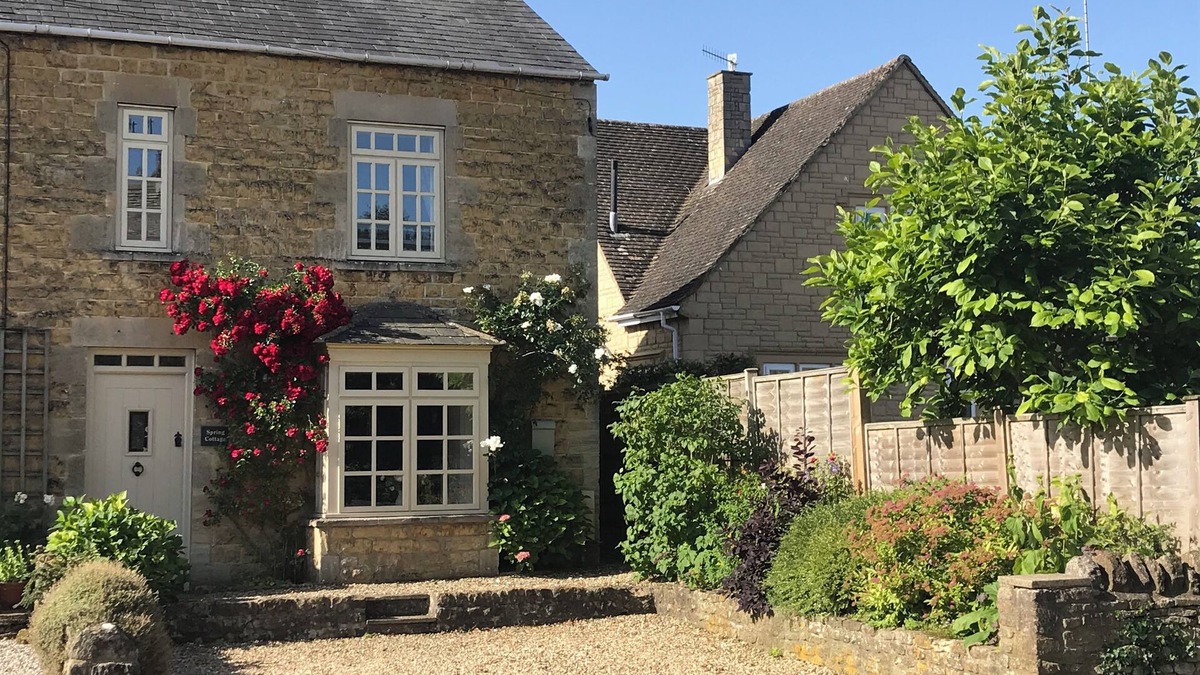 Bourton Cottage | SPRING COTTAGE Family and Pet Friendly Cosy Cottage in the heart of the Village