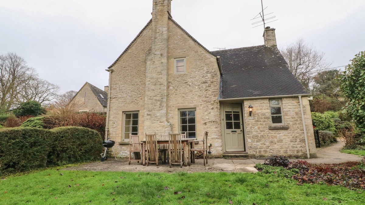 Chedworth Cottage | SPRING COTTAGE, pet friendly, character holiday cottage in Bibury