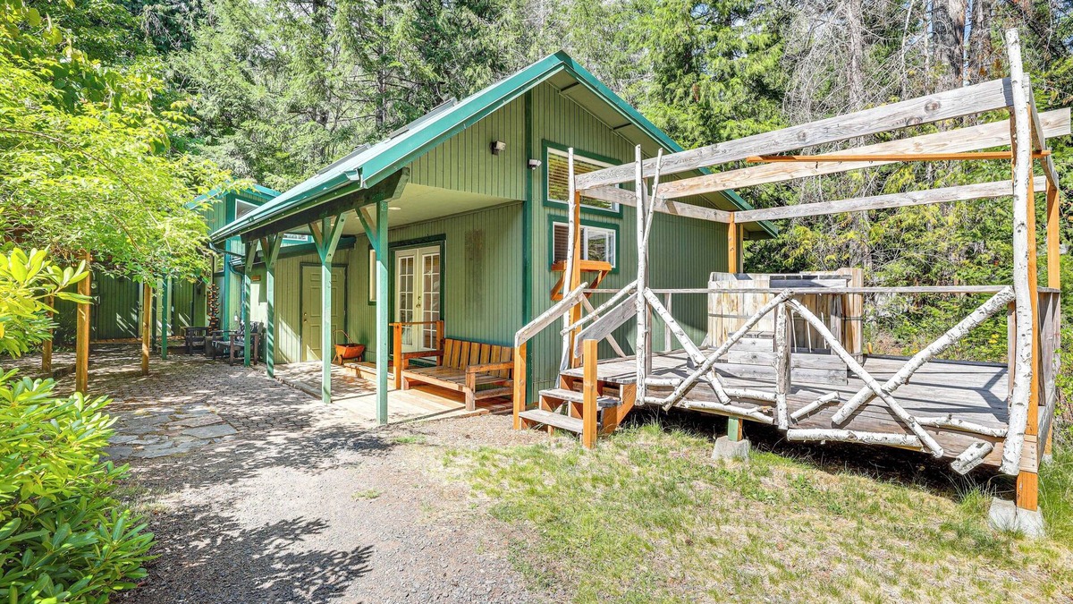 Belknap Springs Cottage | Spring-Fed Soaking Tub! Lush Central Oregon Haven