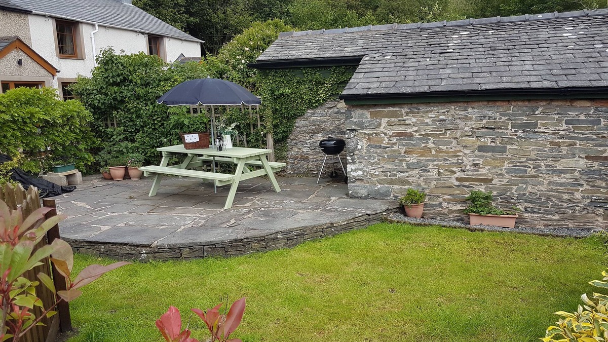 Kirkby-in-Furness Cottage | 'Spring Garden' Dog Friendly, Comfy Cottage