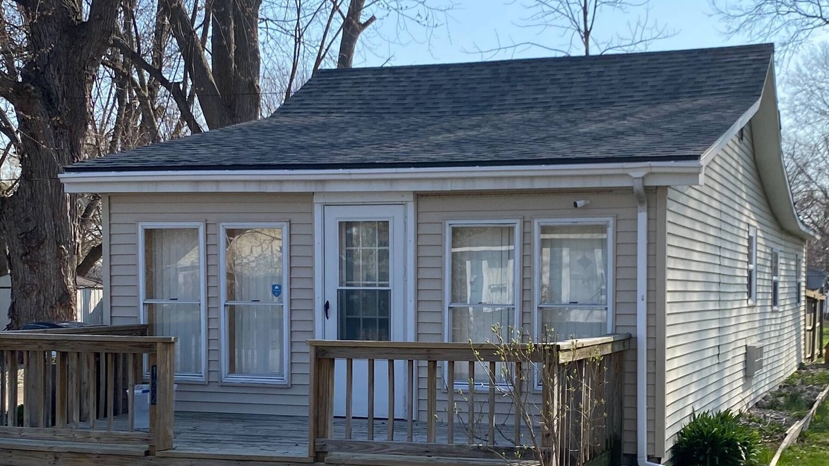 Gypsum Cottage | SPRING GETAWAY! Comfortable 2BR cozy cottage just a few steps from Sandusky Bay!