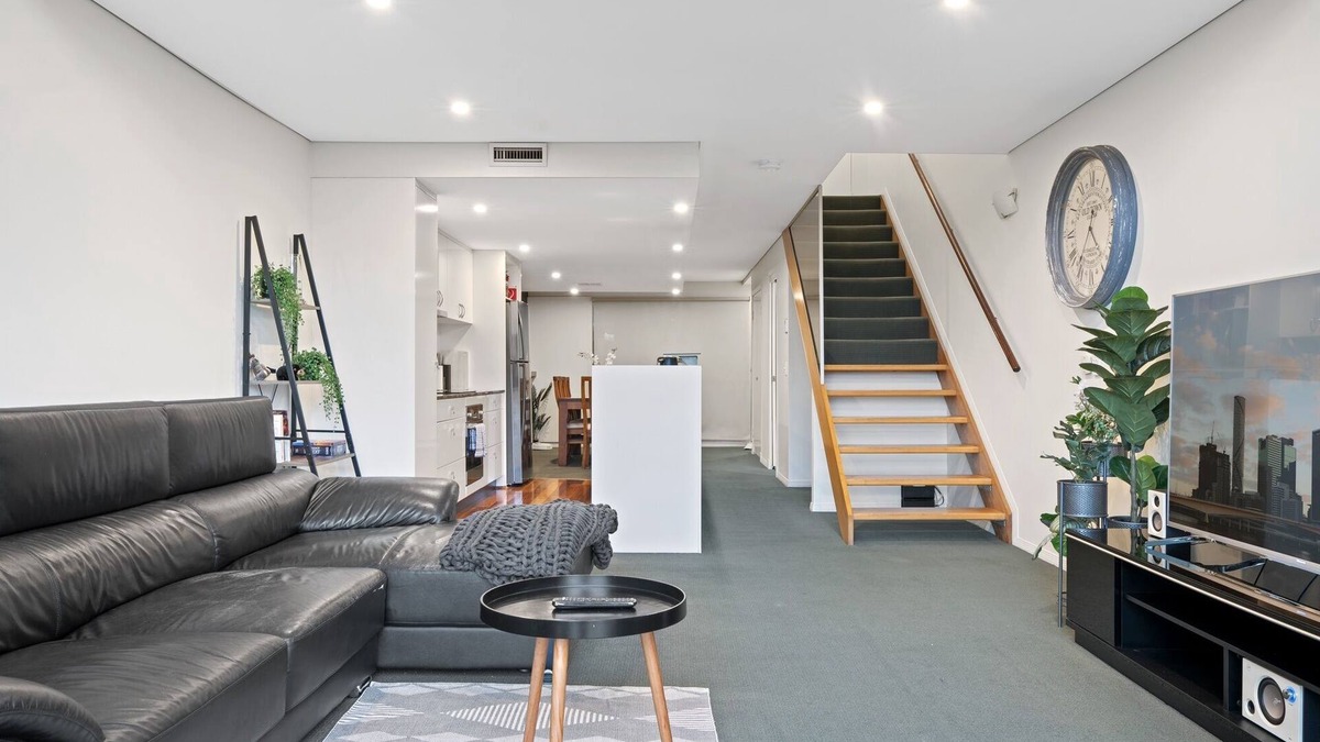 Spring Hill Apartment | Spring Hill 2BR with Pool and Balcony Views