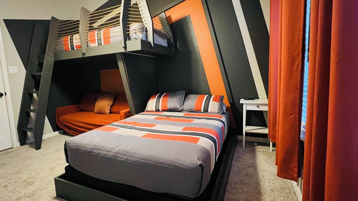 Spring House | Spring Home, Minutes from The Woodlands, Sleeps 8, King Bed, Coffee Bar,