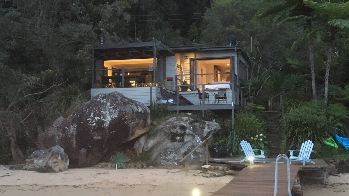 Bar Point Cottage | spring specials .ALLAWAH. fireside living HAWKESBURY RIVER spectacular views