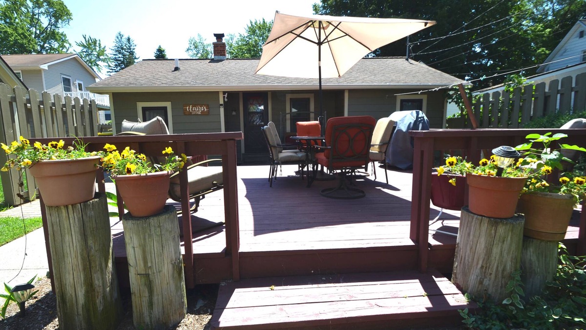 South Haven Cottage | SPRING & SUMMER COTTAGE- PERFECT LOCATION - One block to Lake Michigan