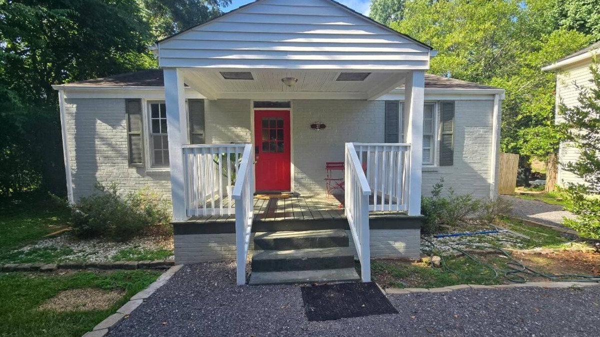 Tuscaloosa House | Springbrook 4-bedroom house with 3 bathrooms.