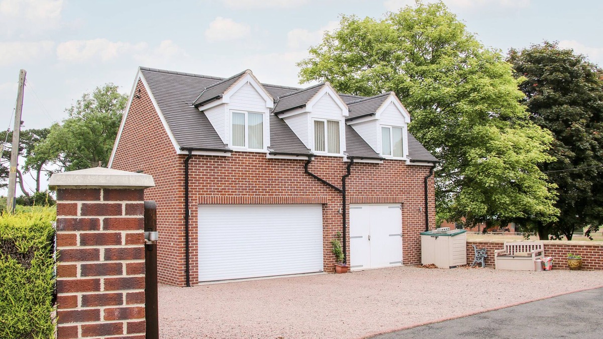 Washford Cottage | SPRINGFIELD HOUSE, romantic, with a garden in Newport, Shropshire