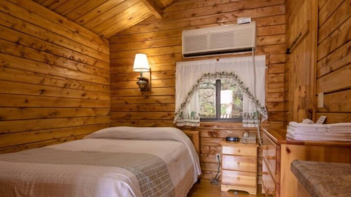 Hot Springs Cabin | Springs Lodge & Cafe