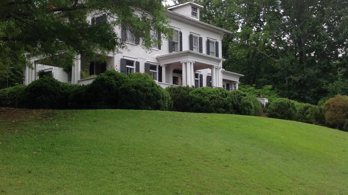 Anniston Bed & Breakfast | Springwood Inn.Southern!.Opportunity to experience the best of living!