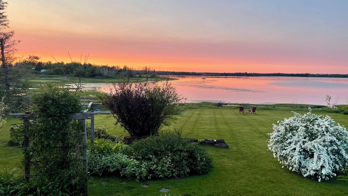 Corran Ban House | Spruce Cove Retreat 2 separate spaces in one! Main and guest house. Pet friendly