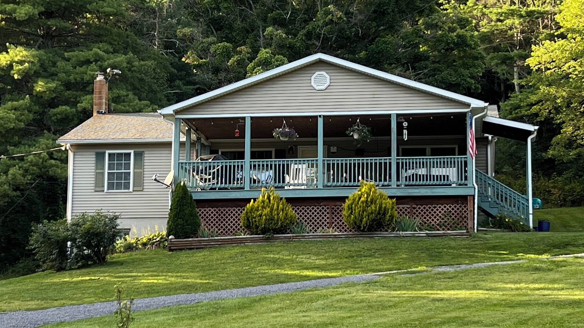 Montebello House | Spy Run Hideaway is a 1/2 mile from the Blue Ridge Parkway & pet friendly!