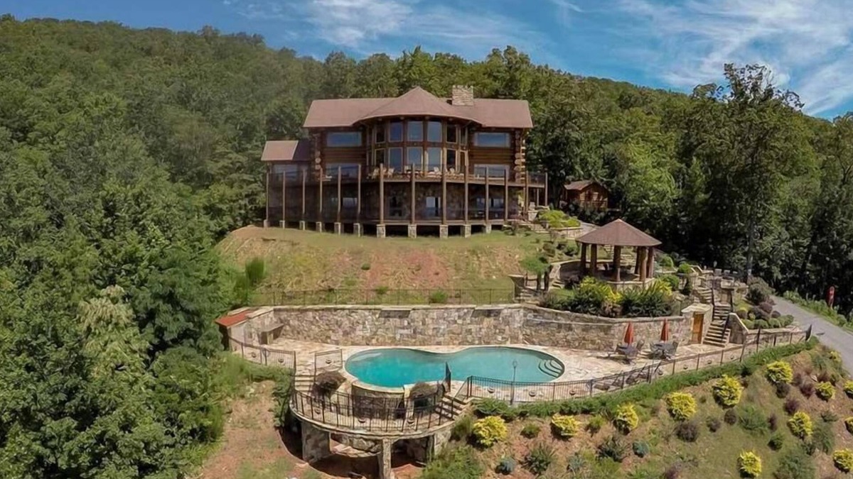 Mineral Bluff Cabin | SpyGlass- Pet Friendly | Hot Tub | Helicopter Pad | Gated In Ground Pool