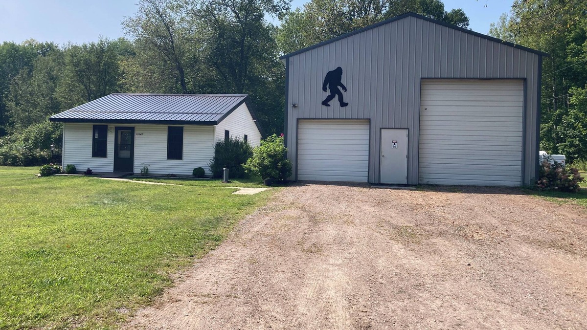 Mountain Cabin | Squatch Mountain is a 2-bedroom Cabin for all your "UPNORTH" Fun! Dog Friendly