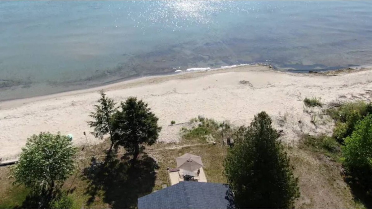 St Ignace House | Squeaky Clean! Gorgeous St. Ignace Beach House!