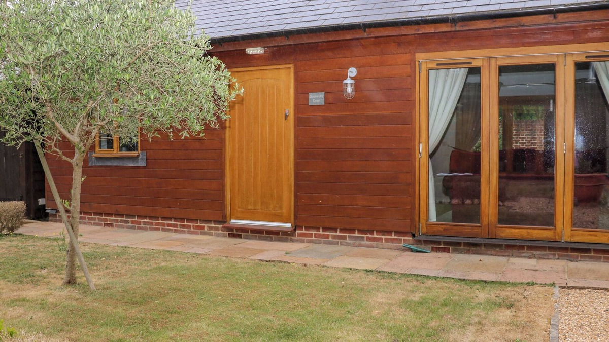 Fareham Cottage | SQUIRRELS DREY, family friendly, with pool in Titchfield Common