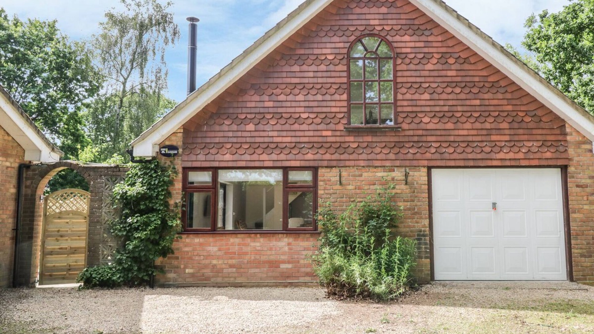 East Dereham Apartment | SQUIRRELS DREY, romantic, with open fire in Litcham