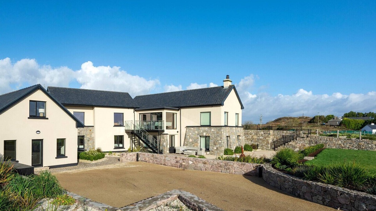 Carraroe Ski Chalet | Sruthán Pier House - A luxurious getaway awaits