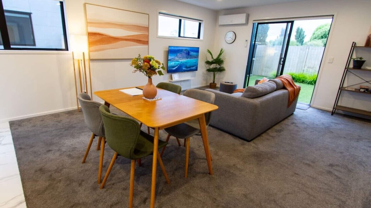 Edgeware House | St Albans 2 bed townhouse with park
