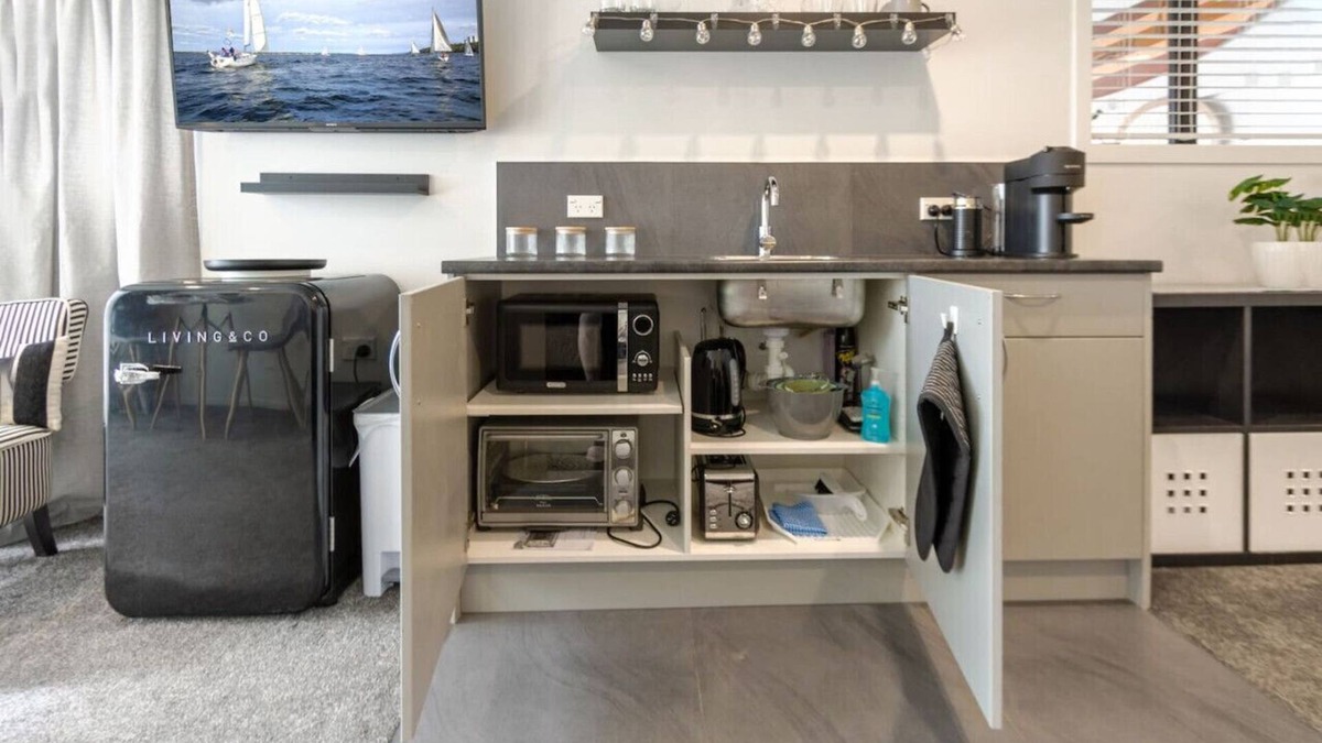 Saint Albans House | St Albans Gem Single Level Studio with Queen Bed