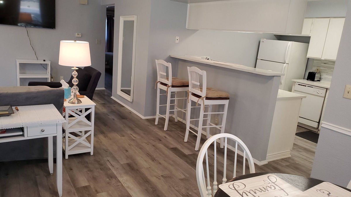 Austin House | St. Amant Place with 2 BR 1.5 BA Free Private Parking Pet Stays for Free !