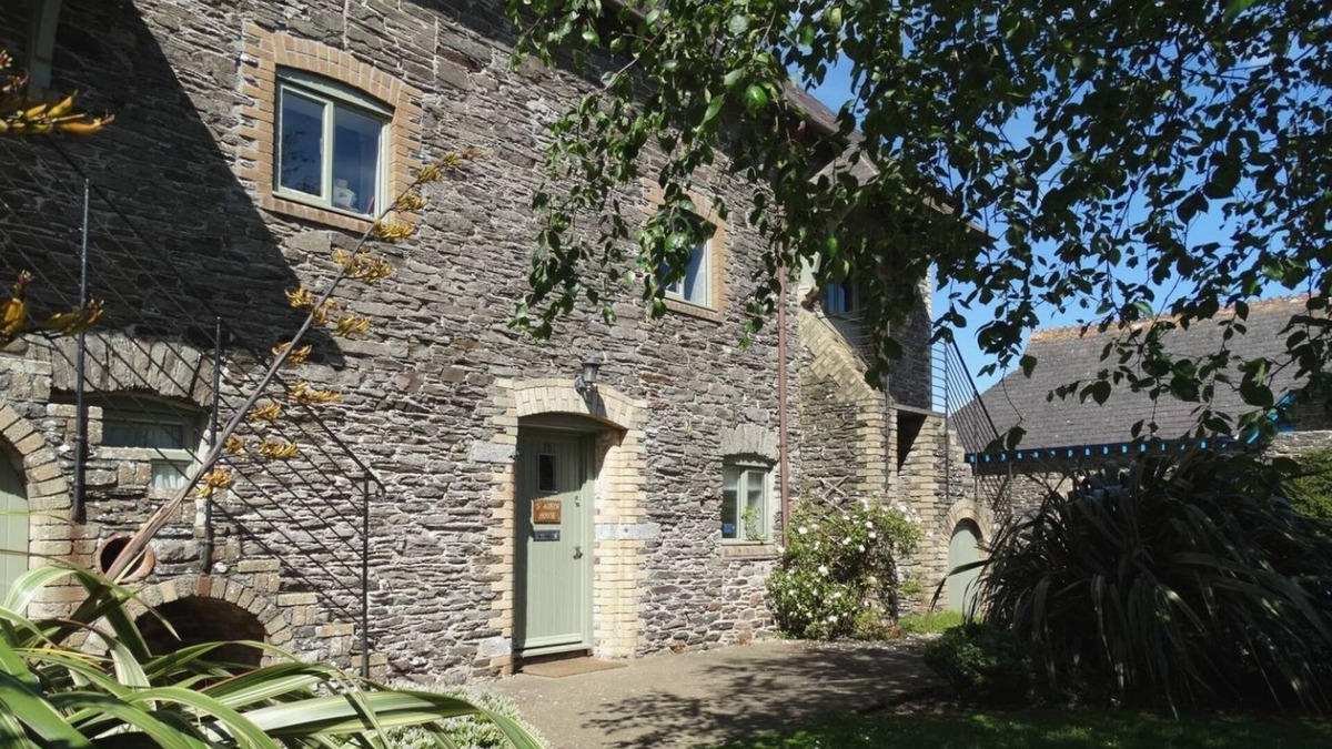 Noss Mayo Cottage | ST AUBYN COTTAGE, pet friendly, with a garden in Noss Mayo