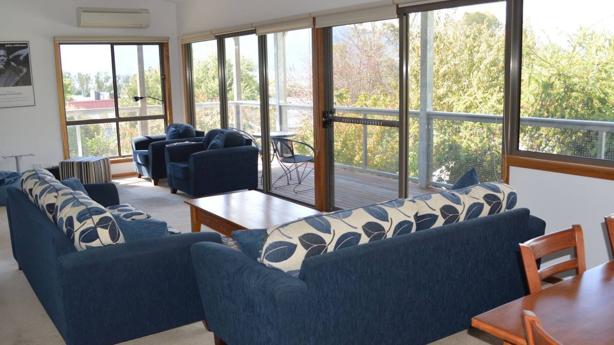 Tawonga South House | St. Bernard View, Tawonga South (Wifi, Foxtel)