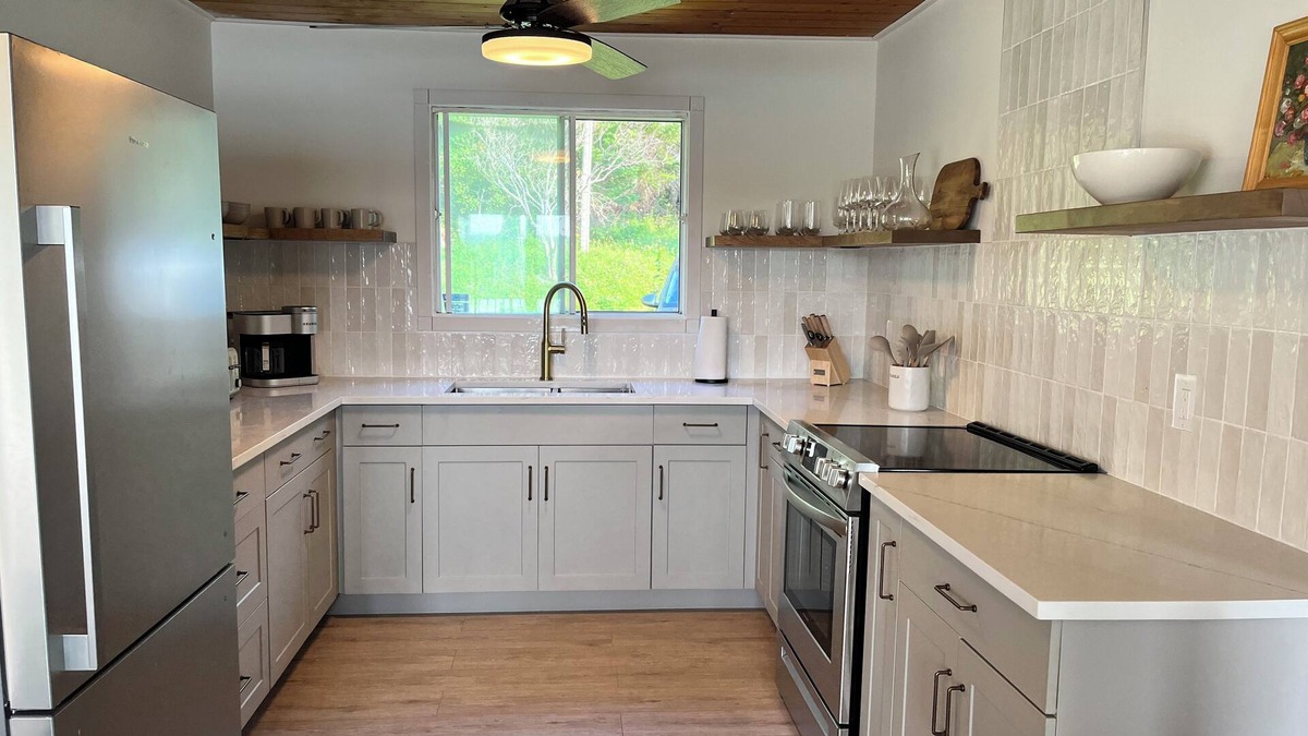 Sainte-Therese-de-la-Gatineau Cottage | Stylish Lakeside Getaway | Renovated Cottage on Roddick Lake – Family Friendly