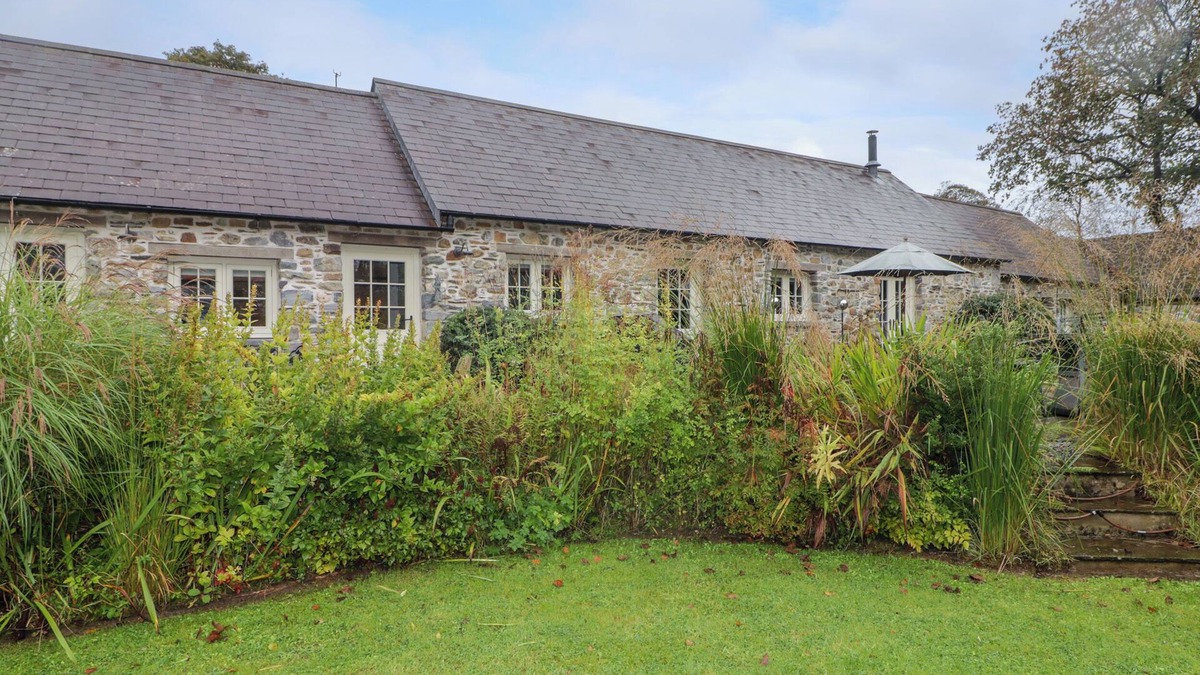 Wolf's Castle Cottage | ST DOGWELLS BARN, family friendly, with hot tub in Wolfscastle