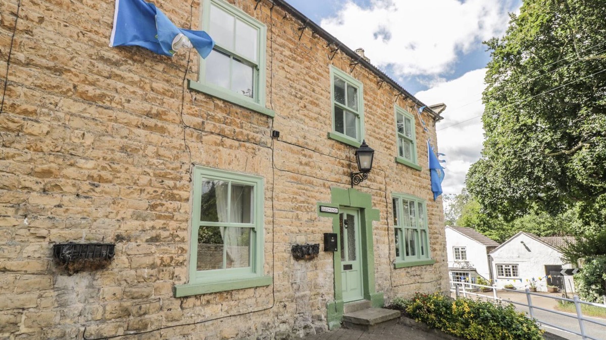 Bedale Cottage | ST EDMUNDS HOUSE, with hot tub in Crakehall