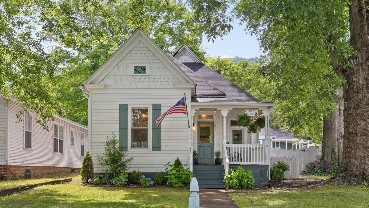 St. Elmo Improvement League House | St. Elmo Twin Oaks | 2 Miles to Tourist Fun!