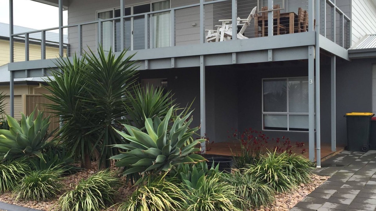 Port Hughes House | St Ives at Pt Hughes - A contemporary take on the "Beach House" for up to x10.