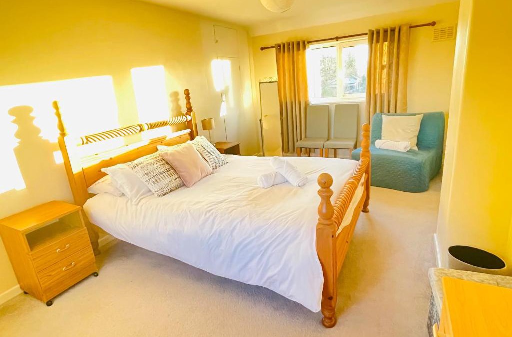 St Ives House | St Ives, King Bed Cosy home, parking, fast Wi Fi