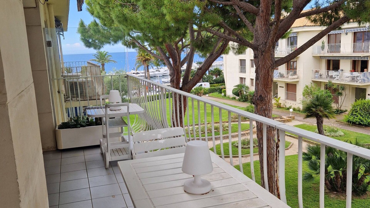 Nice Apartment | St Jean Cap Ferrat city center, 60m2, 14m2 terrace with sea view and parking