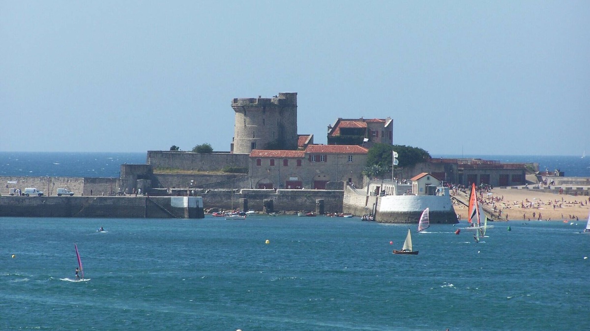 Ciboure Apartment | ST JEAN DE LUZ CIBOURE - T3 - Beaches and center on FOOT - PRIVATE PARKING - WIFI