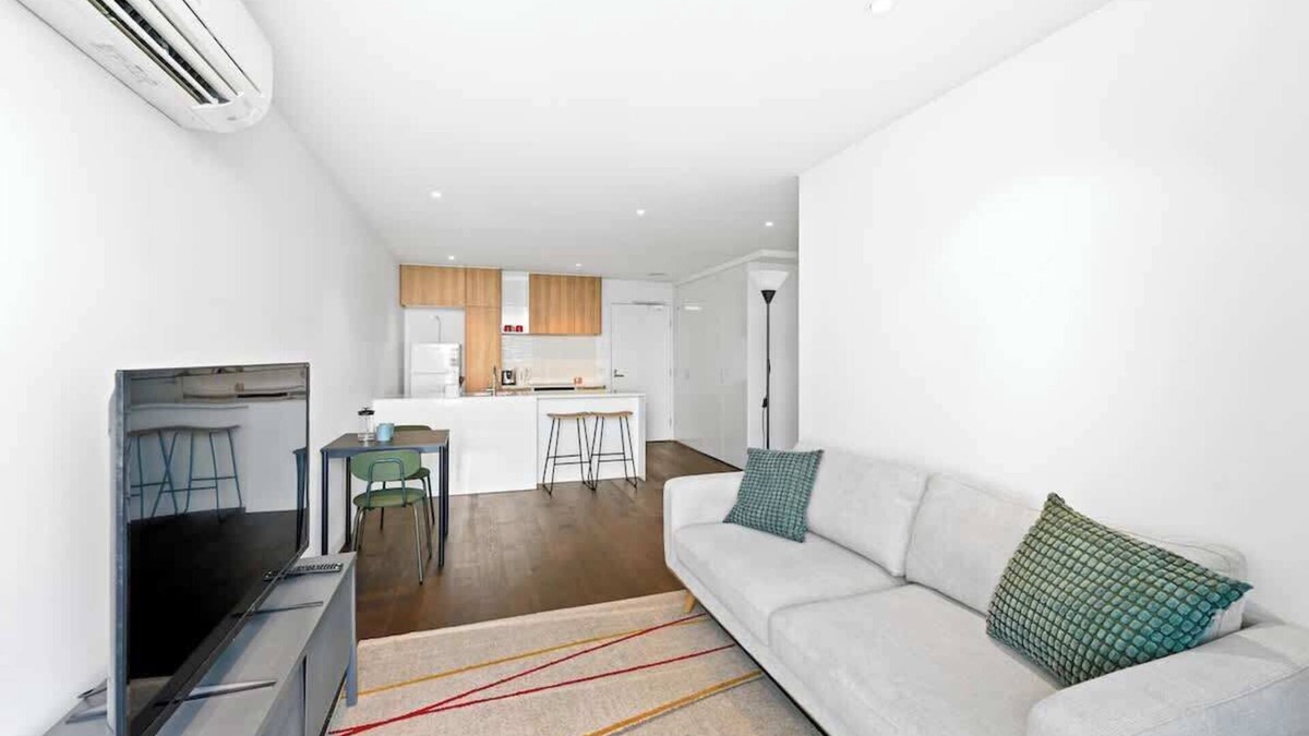 St Kilda Apartment | St Kilda 1BR Apt|City Views|Parking|Beach|Tram