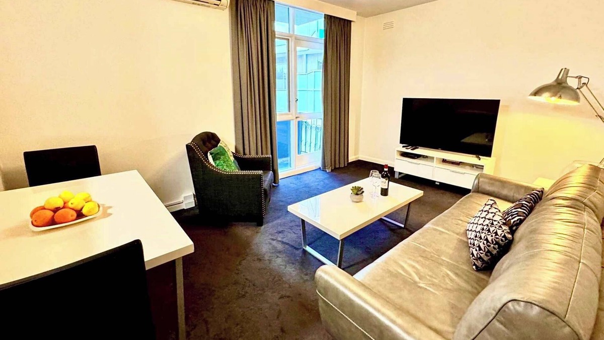 Melbourne Airport Apartment | St Kilda Apmnt Moments to Acland St With Parking!