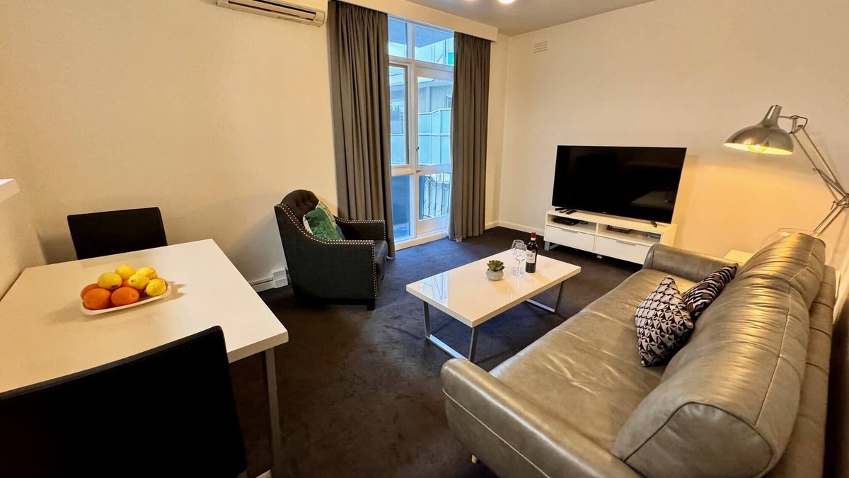 Melbourne Airport Apartment | St Kilda Aptmnt: Beachside Bliss & Free Parking!