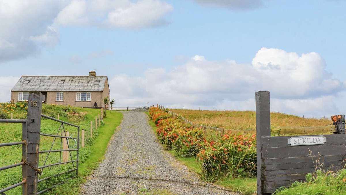 Baleshare Cottage | ST. KILDA, pet friendly, with open fire in Lochmaddy, North Uist
