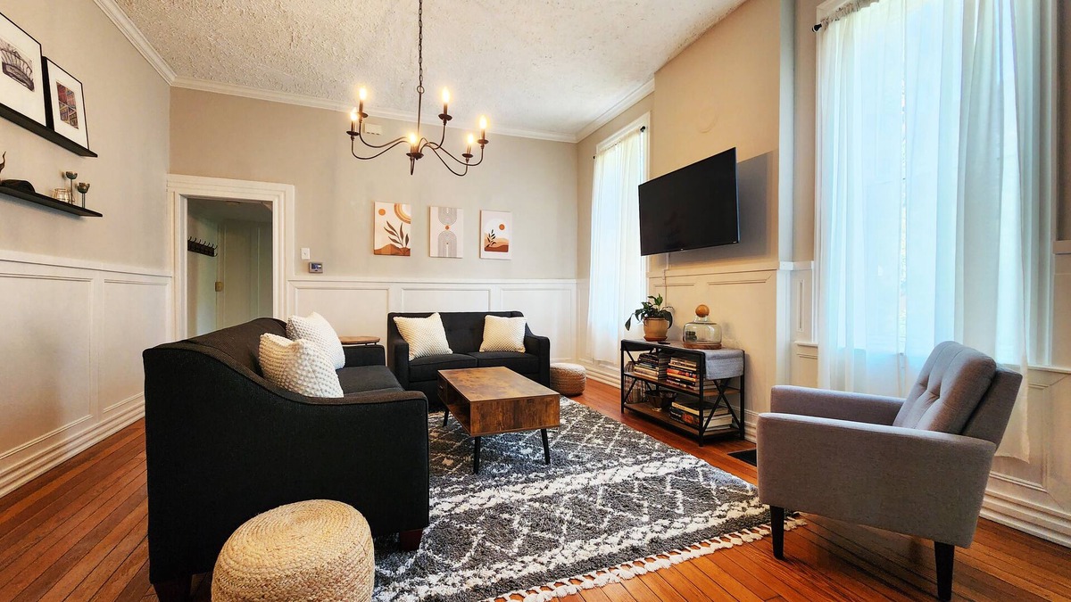 Benton Park House | St. Louis Modern Retreat- sleeps 12-Family Friendly-Convenient Location