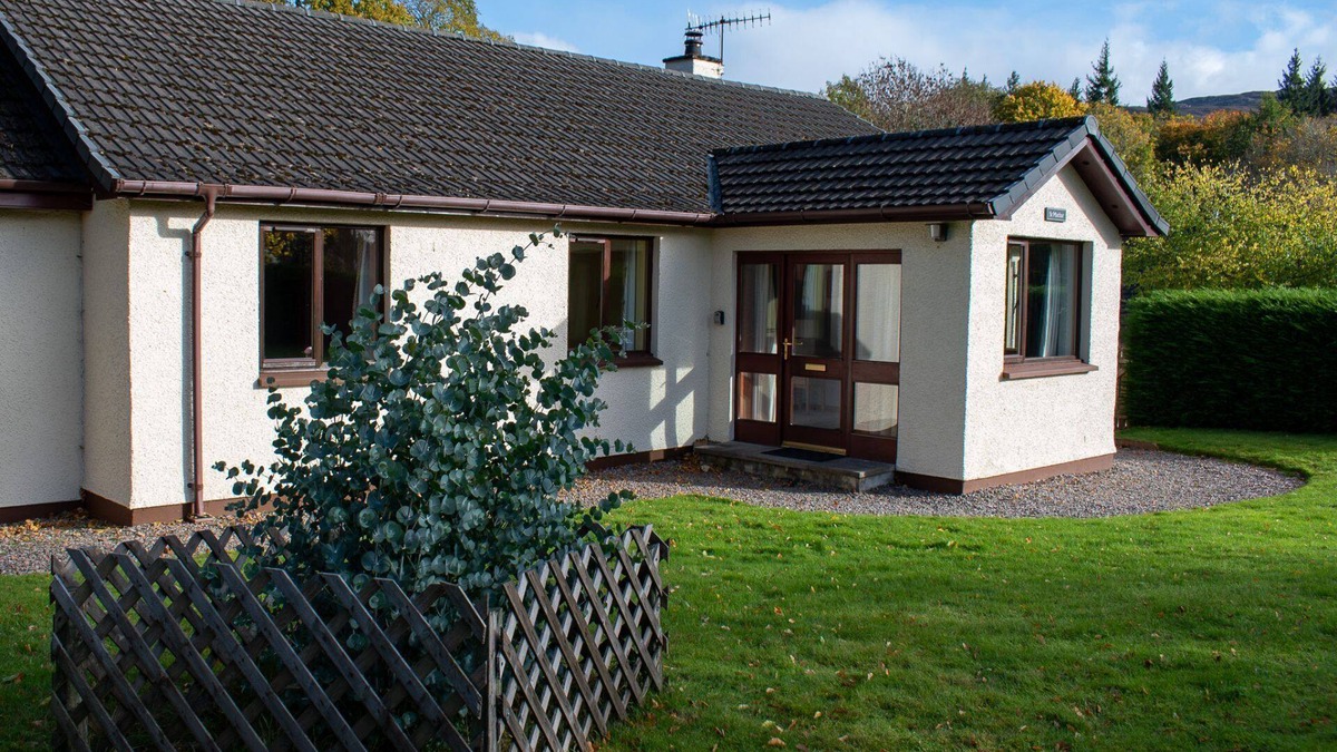 Fort Augustus Apartment | St Machar Pet friendly bungalow with private garden