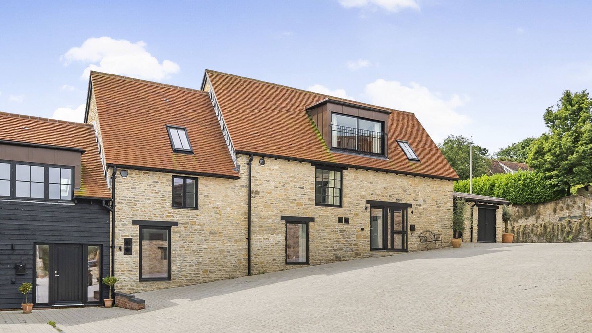Stalbridge House | St Mary's Barn - sleeps 6 guests in 3 bedrooms