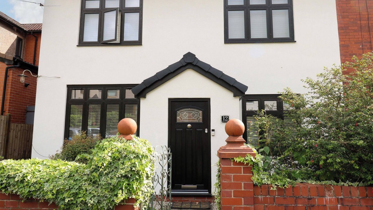 Saddleworth House | ST MARY'S HOUSE, pet friendly, with hot tub in Greenfield