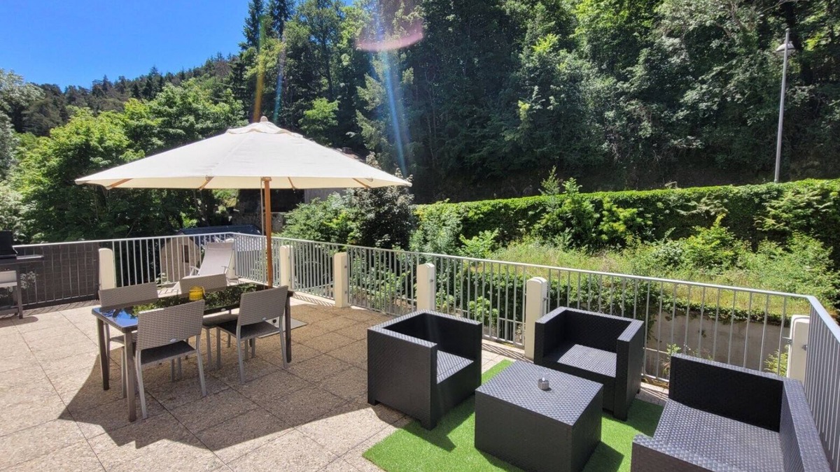 Saint-Nectaire Apartment | St Nectaire: Balneo apartment with large standing terrace