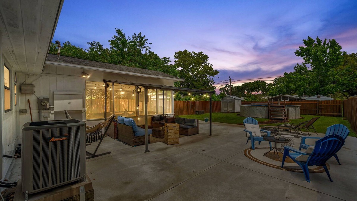 Disston Heights House | St. Pete pool home close to downtown & beach- porch, fenced backyard, wifi