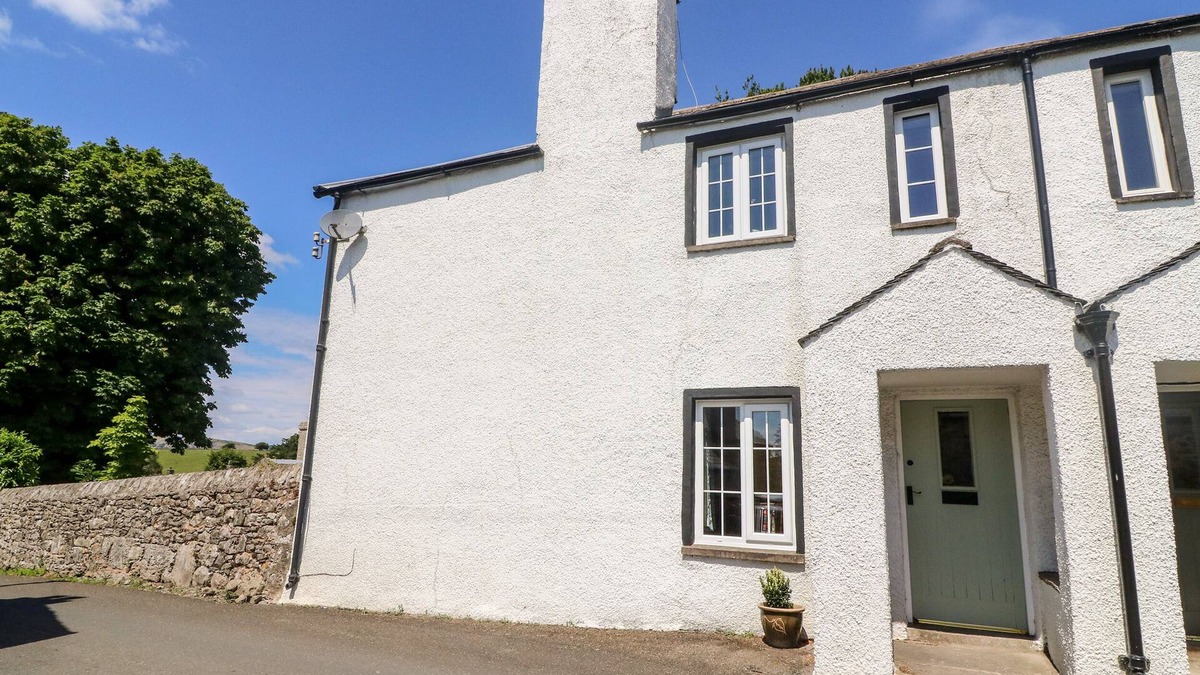 Milnthorpe Cottage | ST. PETERS COTTAGE, pet friendly, with a garden in Milnthorpe