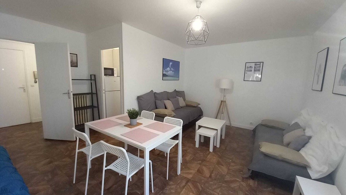 Trappes Apartment | St Quentin en Yvelines : Grand Studio Avec Parking