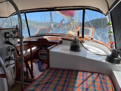 Charlotte Amalie West Boat Rental | St Thomas stay on Sailboat Ragamuffin incl meals water toys